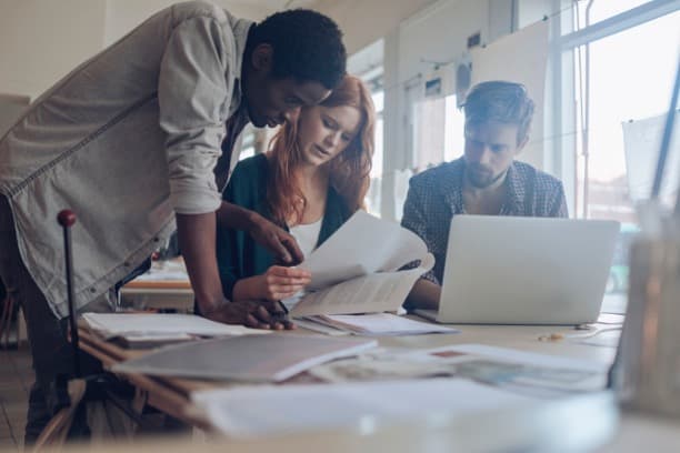 Het Motran team aan het werk in een moderne kantooromgeving